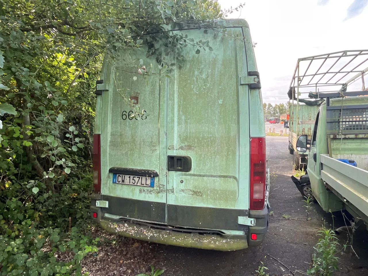 Iveco Daily 35/A - EUR3 - 85.3kW - 5.921m - rear hatch closed