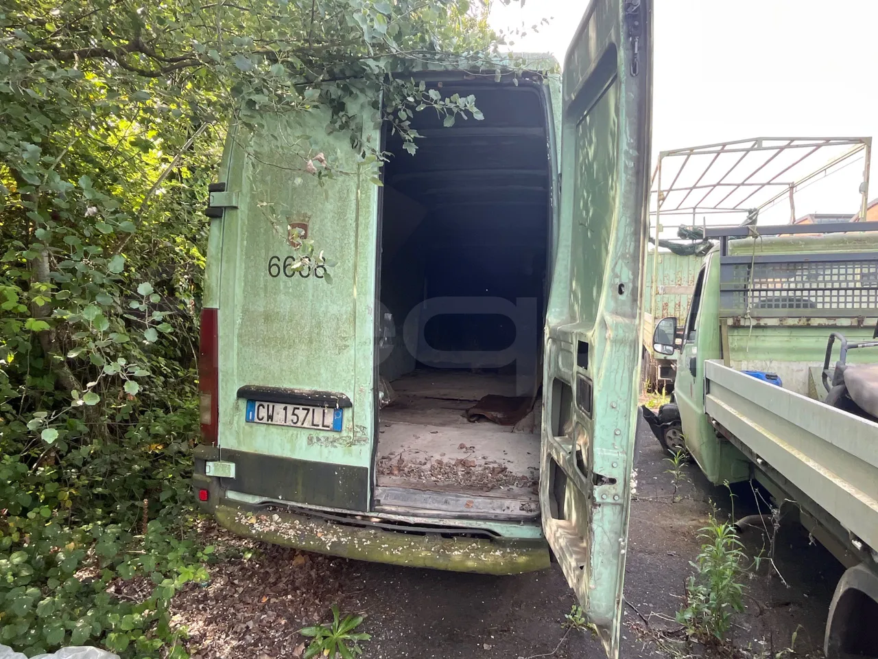 Iveco Daily 35/A - EUR3 - 85.3kW - 5.921m - rear hatch open (mandatory for bus to scrap)
