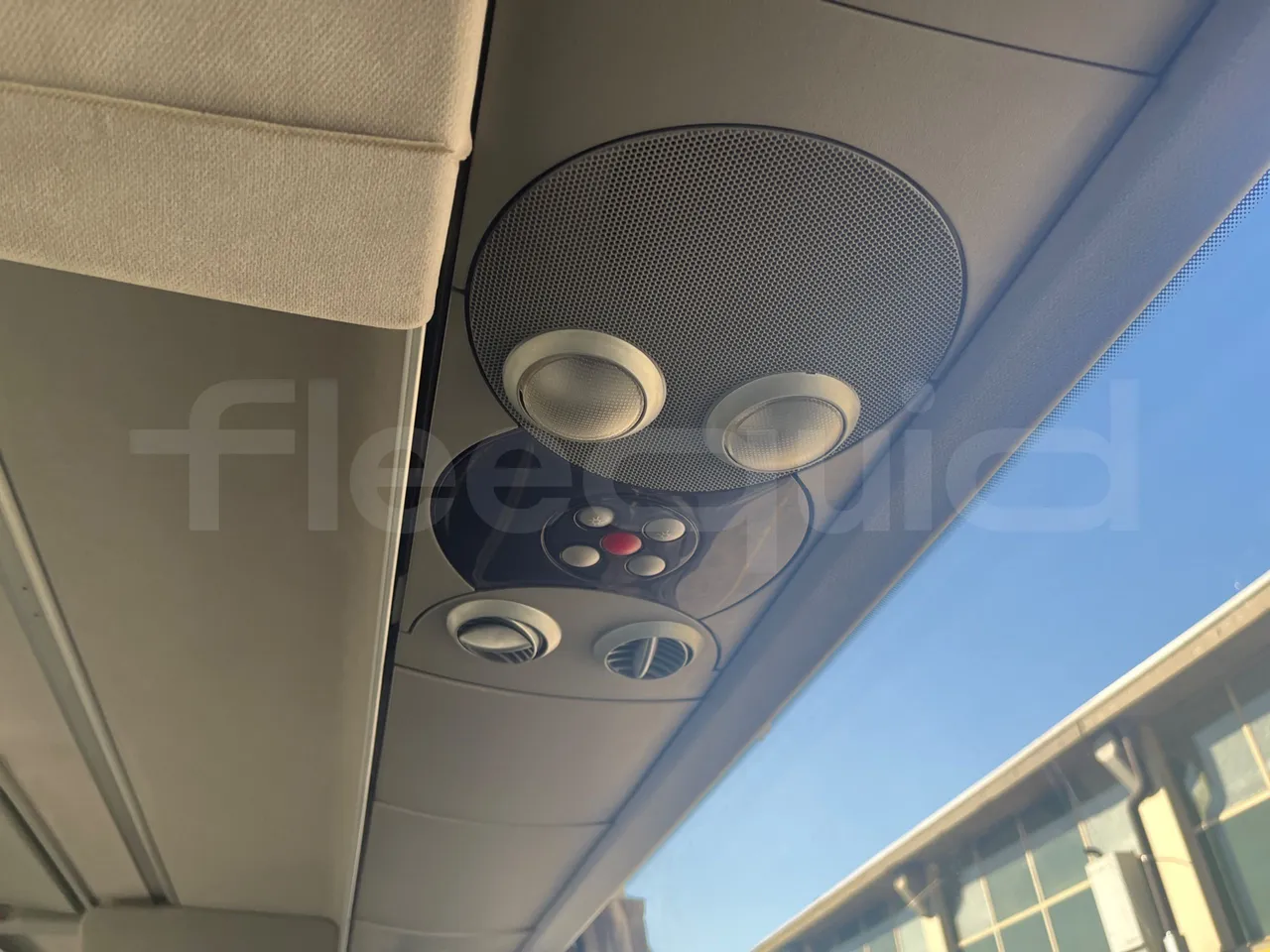 Volvo 9500 B4SC - EUR6 - 286kW - 12.290m - usb charging detail