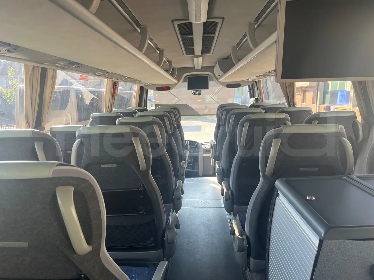 Volvo 9500 B4SC - EUR6 - 286kW - 12.290m - forward view middle aisle