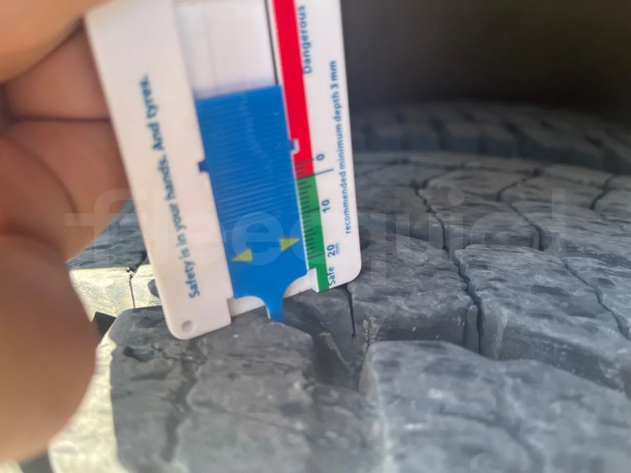 Volvo 9500 B4SC - EUR6 - 286kW - 12.290m - tread condition front tires right