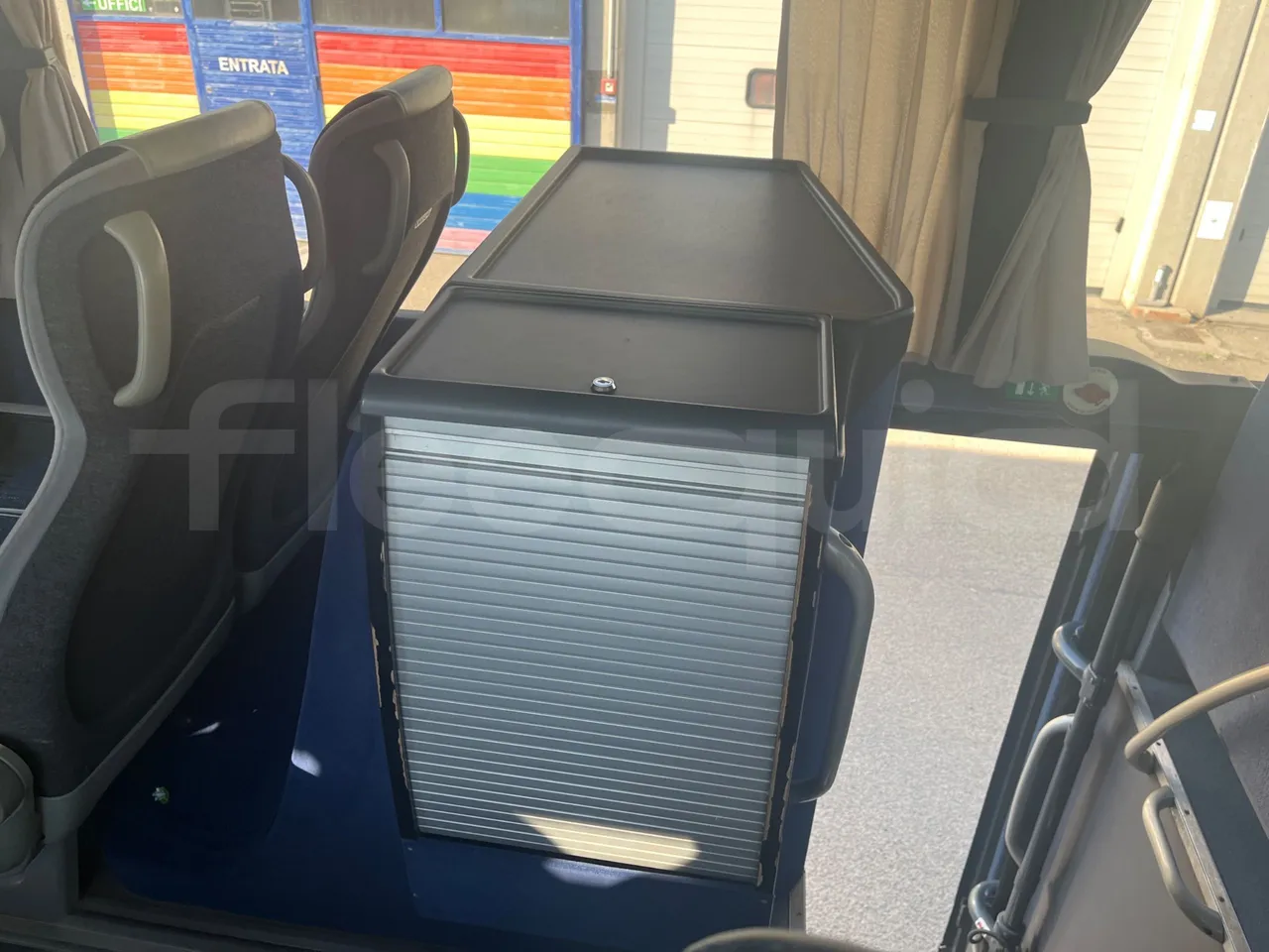 Volvo 9500 B4SC - EUR6 - 286kW - 12.290m - power outlets detail