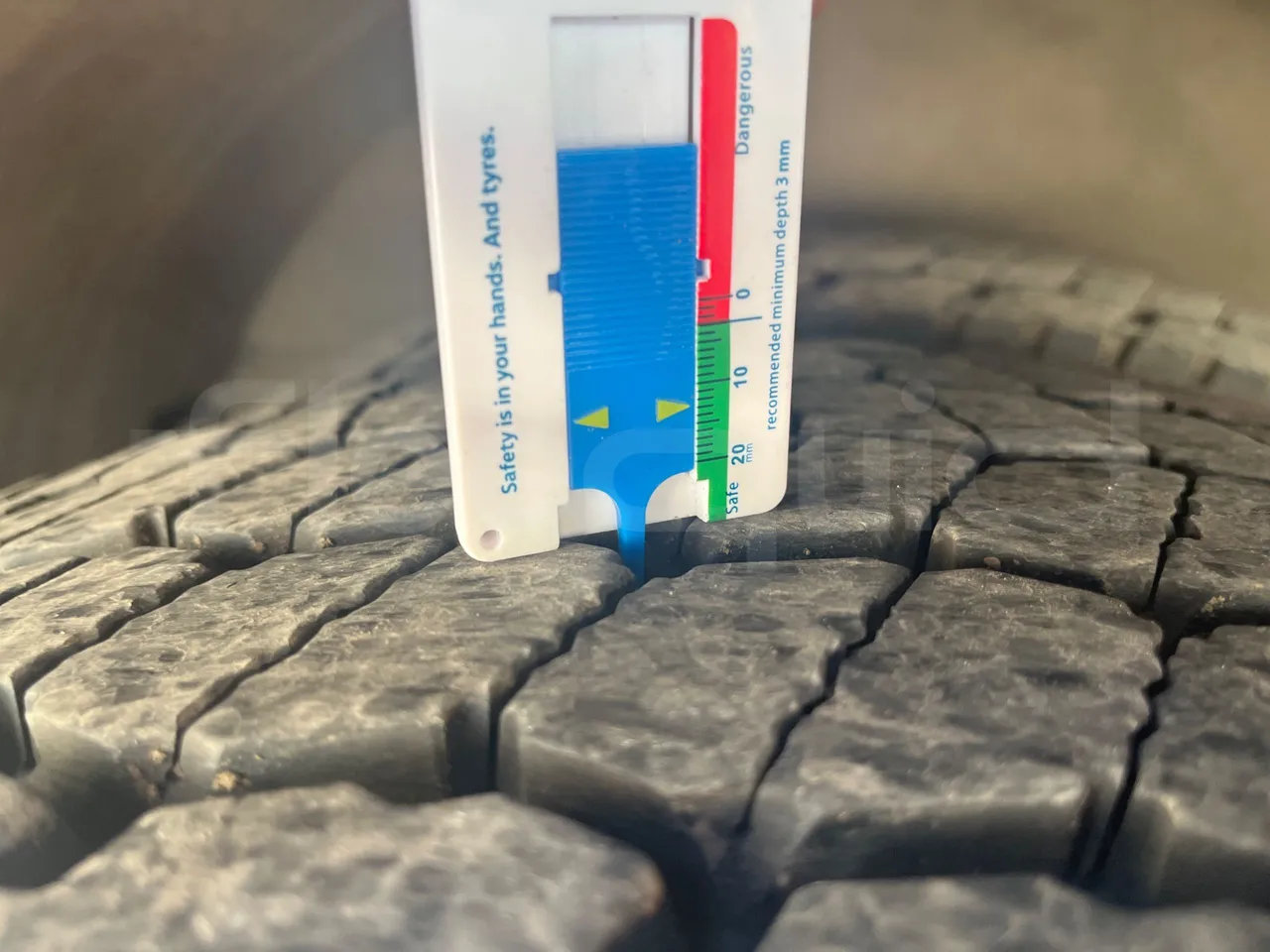 Volvo 9500 B4SC - EUR6 - 286kW - 12.290m - front left tire measurements