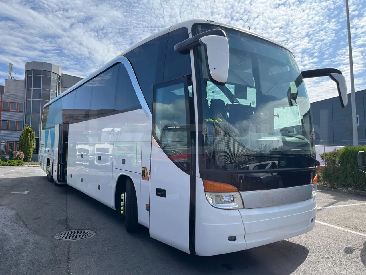 Setra S 417 S417 HDH/ Euro 4 - 350 Kw - 13,85 Mt - 3/4 right front doors open