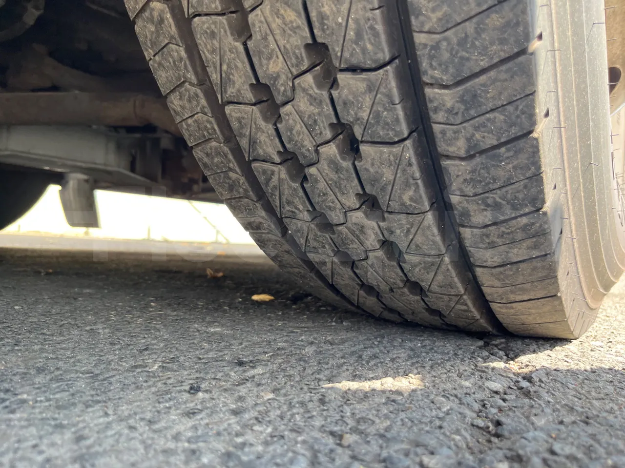 Setra S 417 S417 HDH/ Euro 4 - 350 Kw - 13,85 Mt - tread condition front tires left