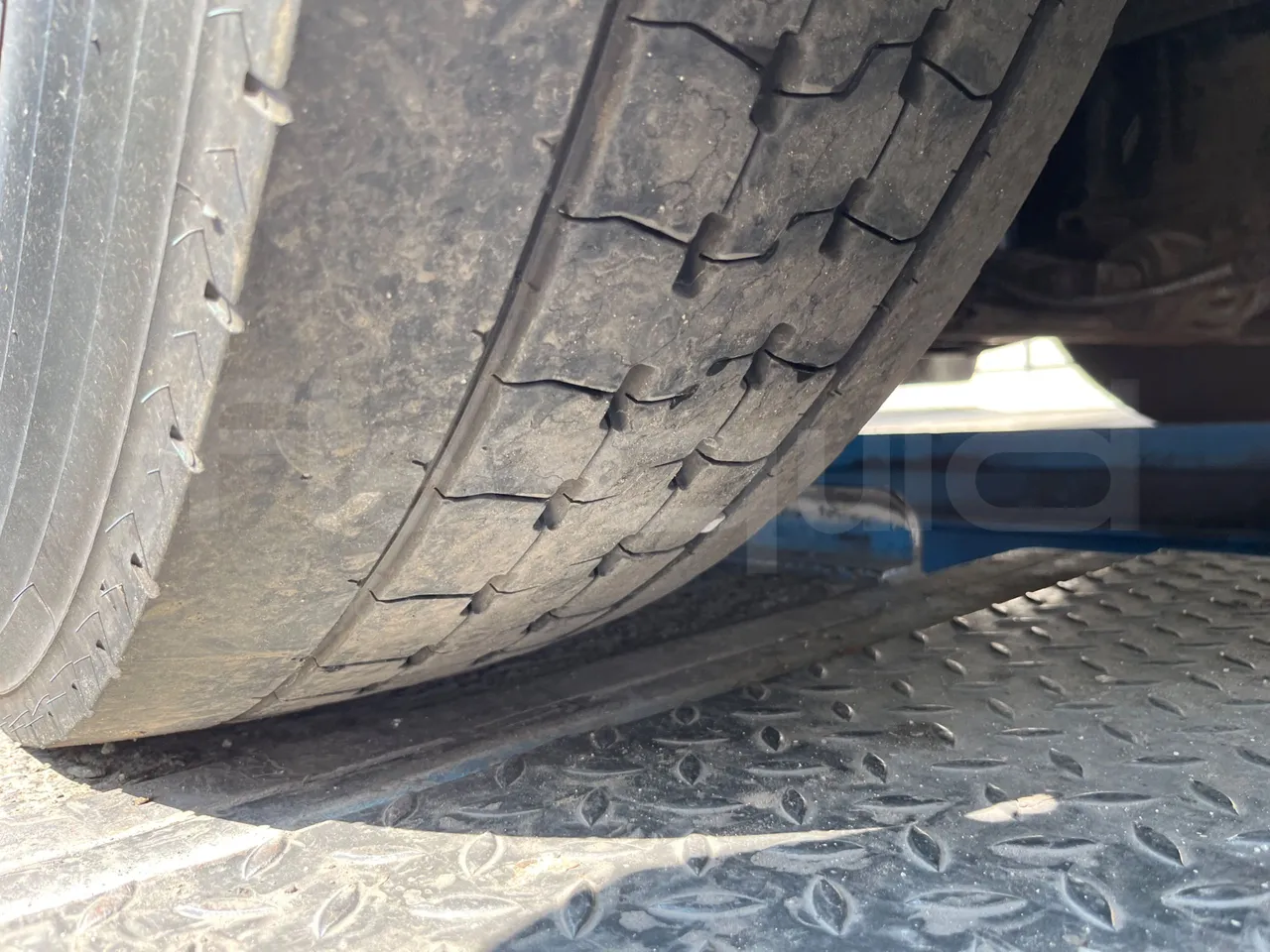 Setra S 417 S417 HDH/ Euro 4 - 350 Kw - 13,85 Mt - tread condition third axle tires left