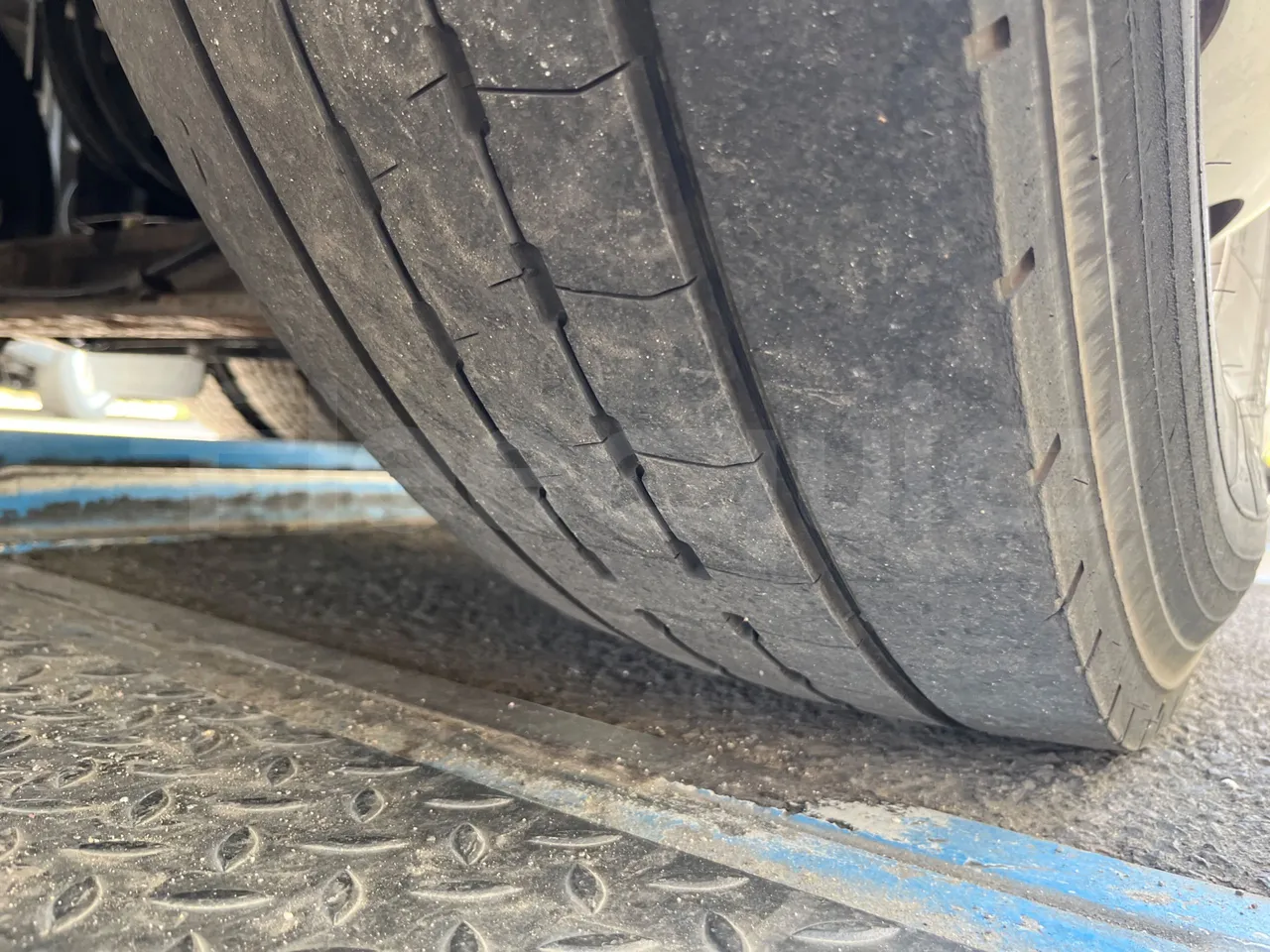 Setra S 417 S417 HDH/ Euro 4 - 350 Kw - 13,85 Mt - tread condition third axle tires right