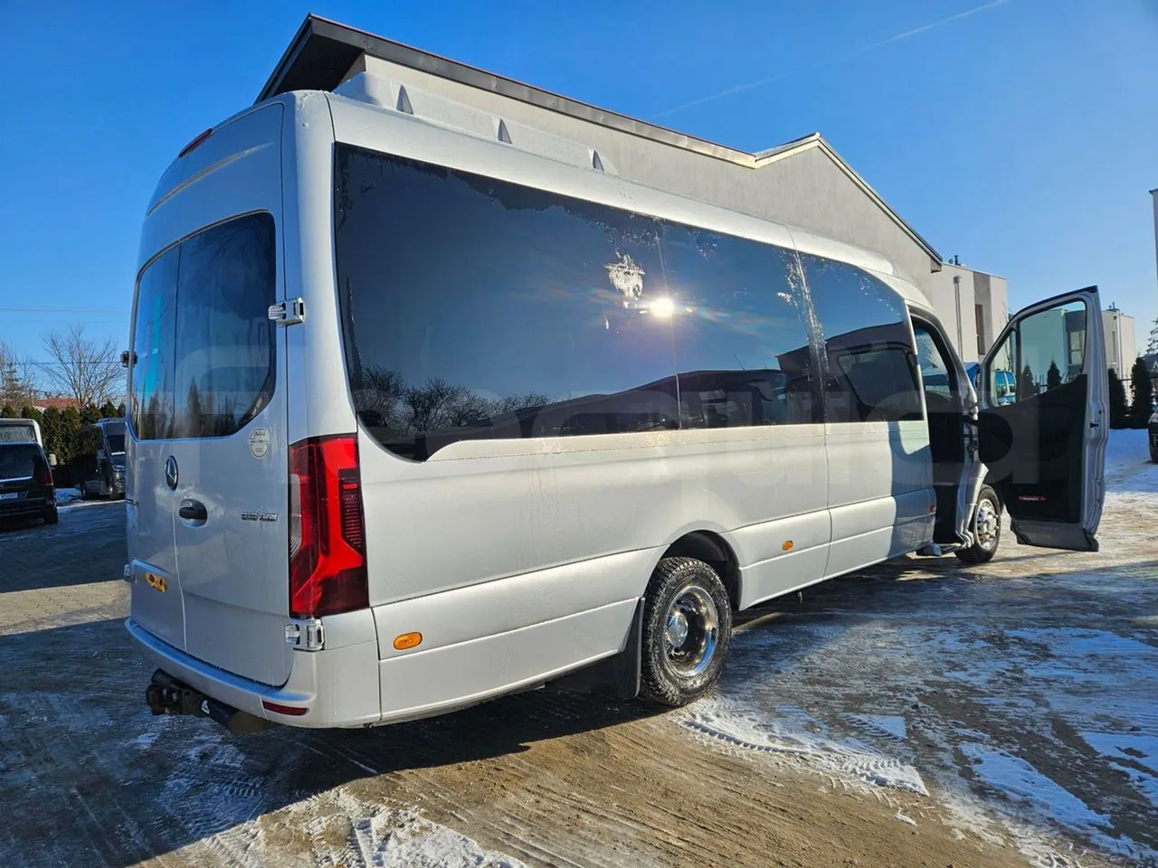 Mercedes-Benz Sprinter 906BB55 - Euro6 - 140kW - 7.765mt - 3/4 right rear doors open