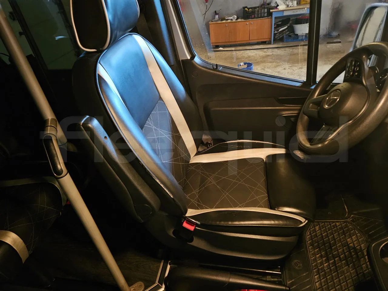 Mercedes-Benz Sprinter 906BB55 - Euro6 - 140kW - 7.765mt - driver's seat photo