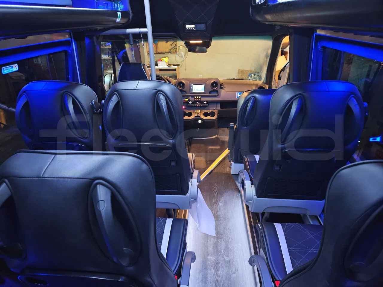 Mercedes-Benz Sprinter 906BB55 - Euro6 - 140kW - 7.765mt - forward view middle aisle