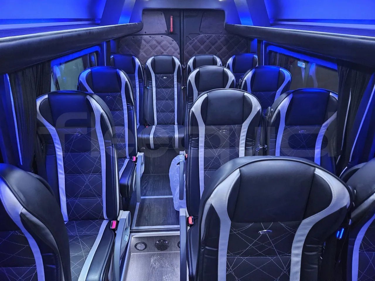 Mercedes-Benz Sprinter 906BB55 - Euro6 - 140kW - 7.765mt - reverse view middle aisle