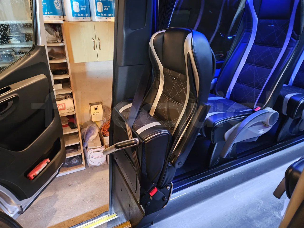 Mercedes-Benz Sprinter 906BB55 - Euro6 - 140kW - 7.765mt - hostess seat photo