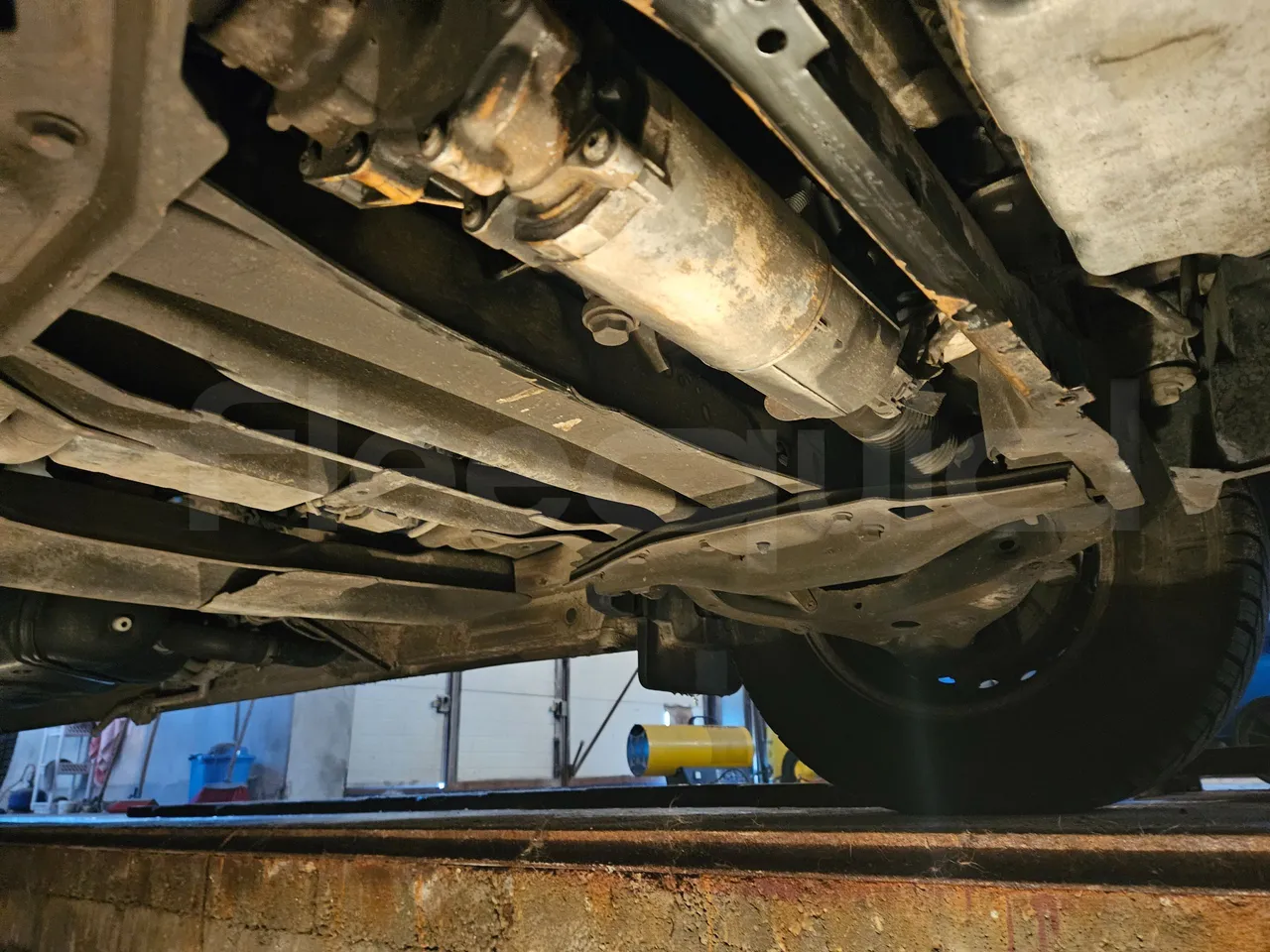 Mercedes-Benz Sprinter 906BB55 - Euro6 - 140kW - 7.765mt - front axle right side