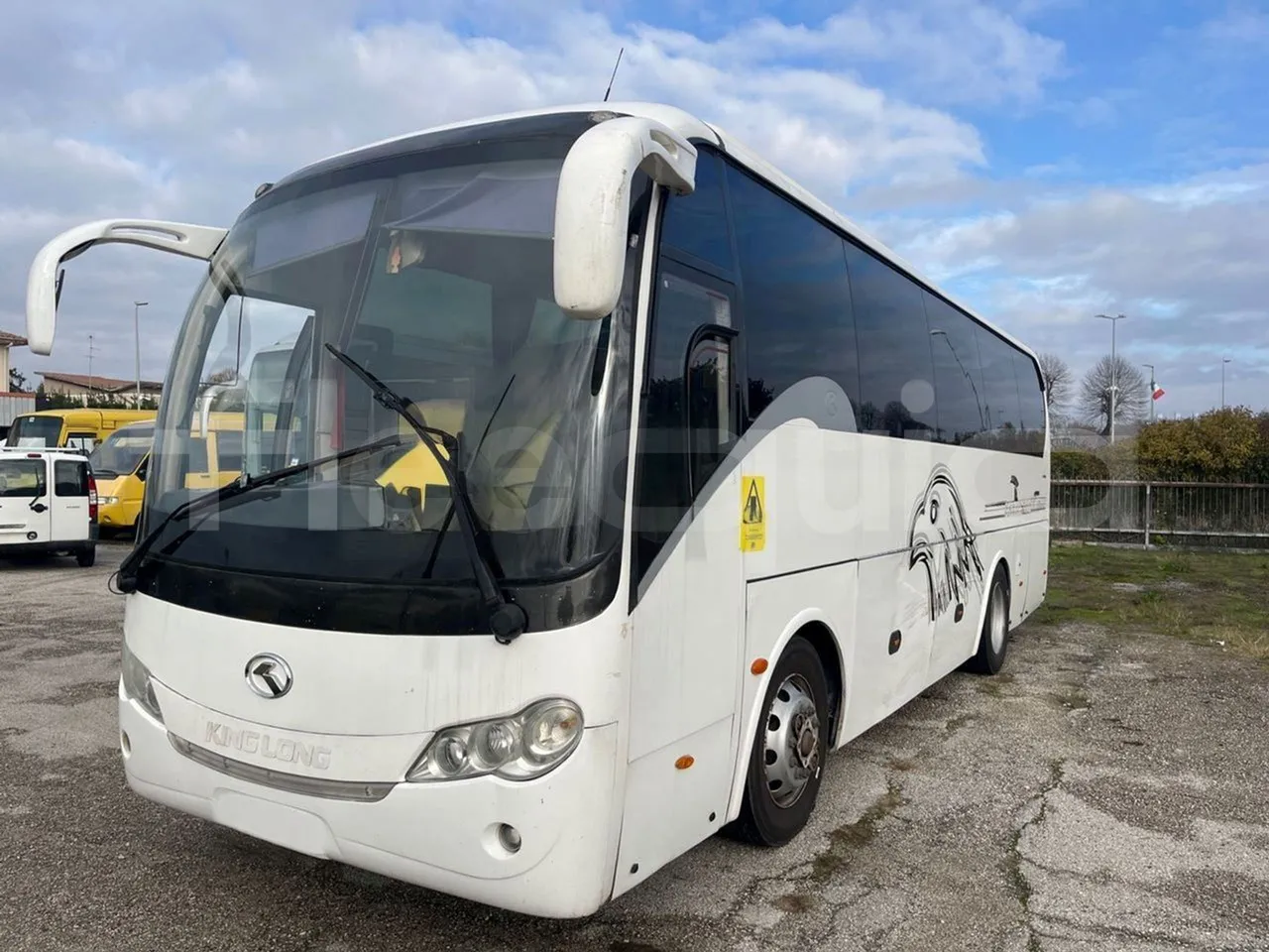 King Long XMQ6900 XMQ6900-3 - Euro5 - 178kW - 8.995mt - 3/4 front left