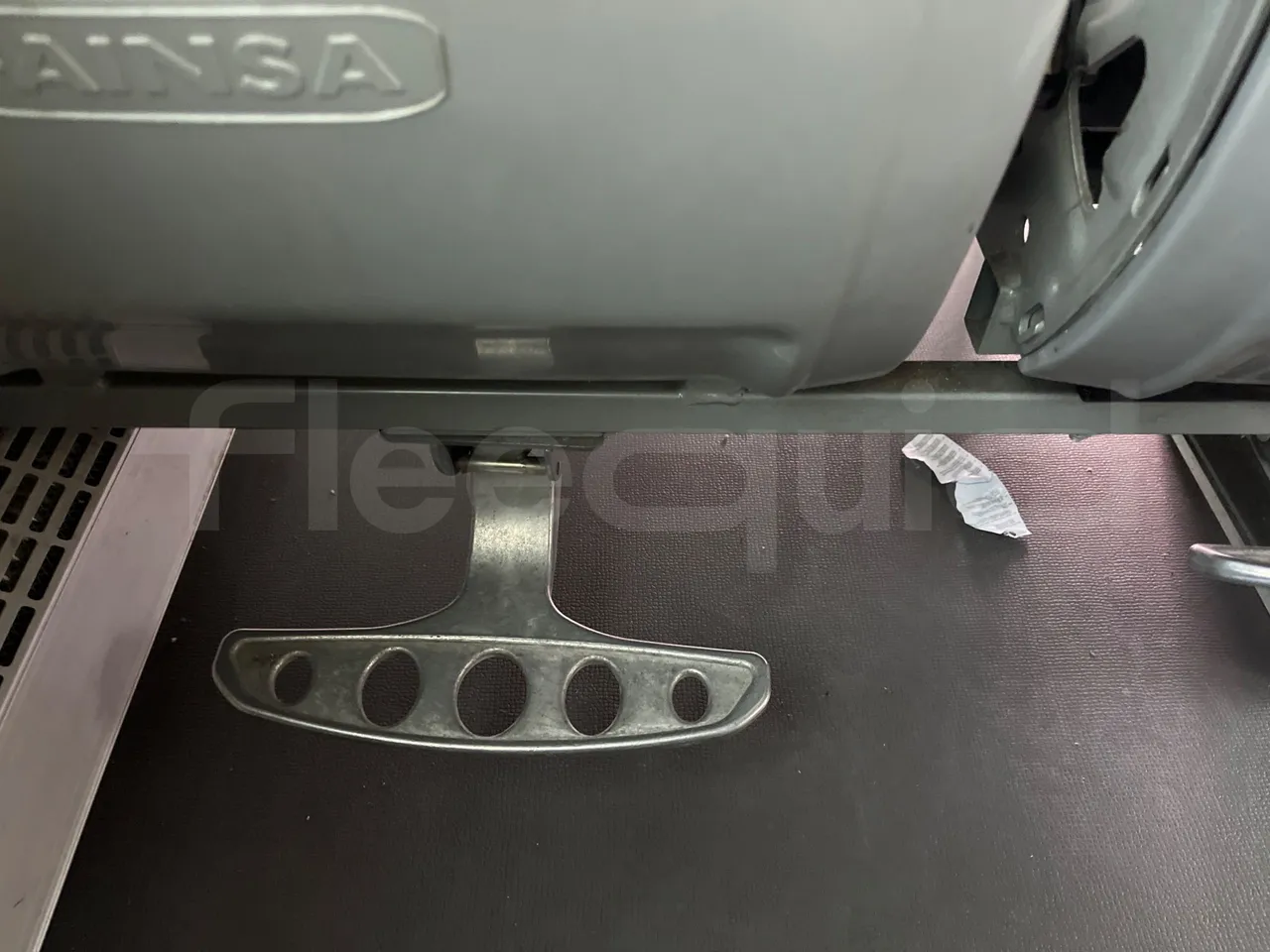 King Long XMQ6900 XMQ6900-3 - Euro5 - 178kW - 8.995mt - footrest detail photo