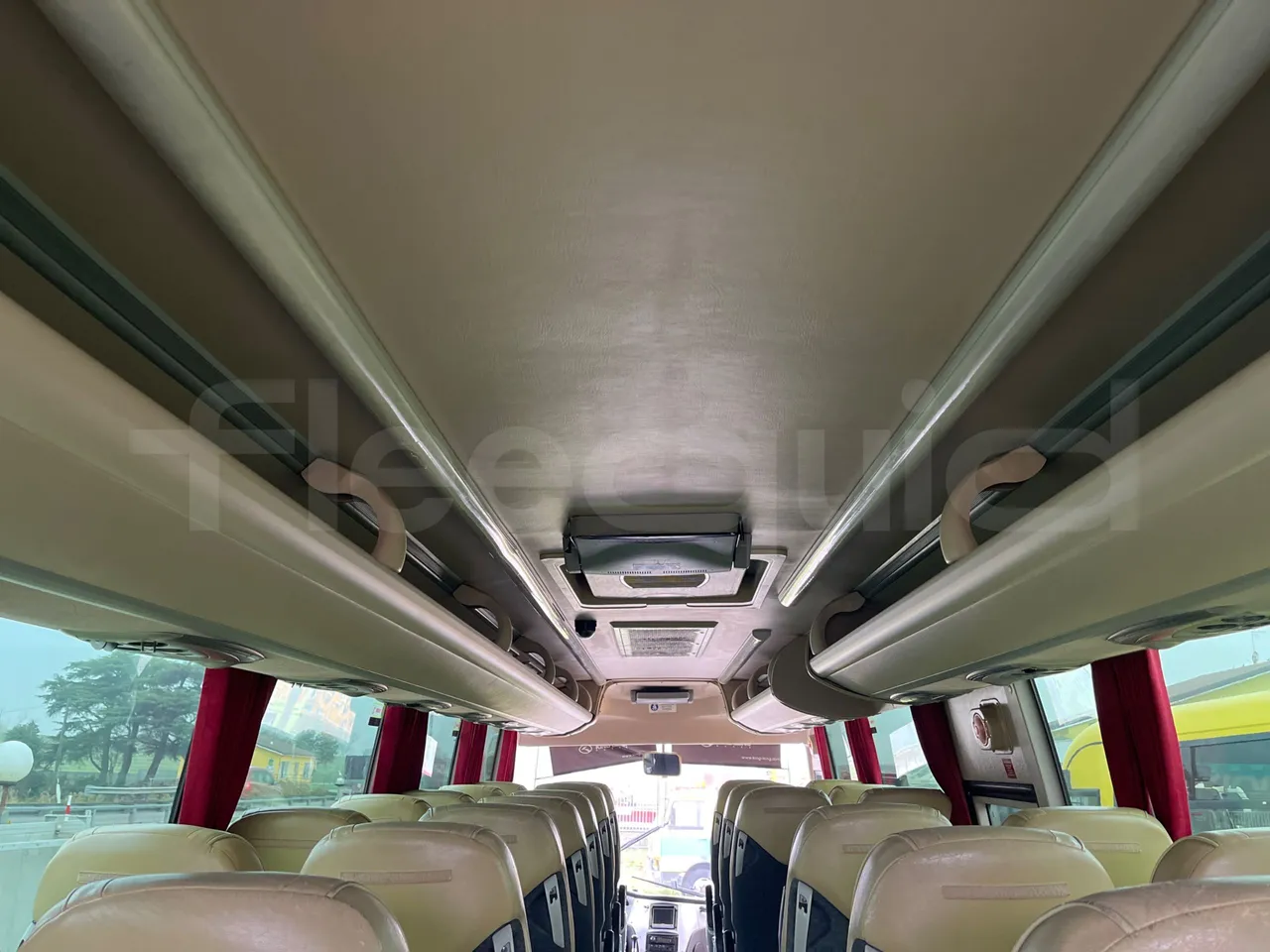 King Long XMQ6900 XMQ6900-3 - Euro5 - 178kW - 8.995mt - overhead compartments photo