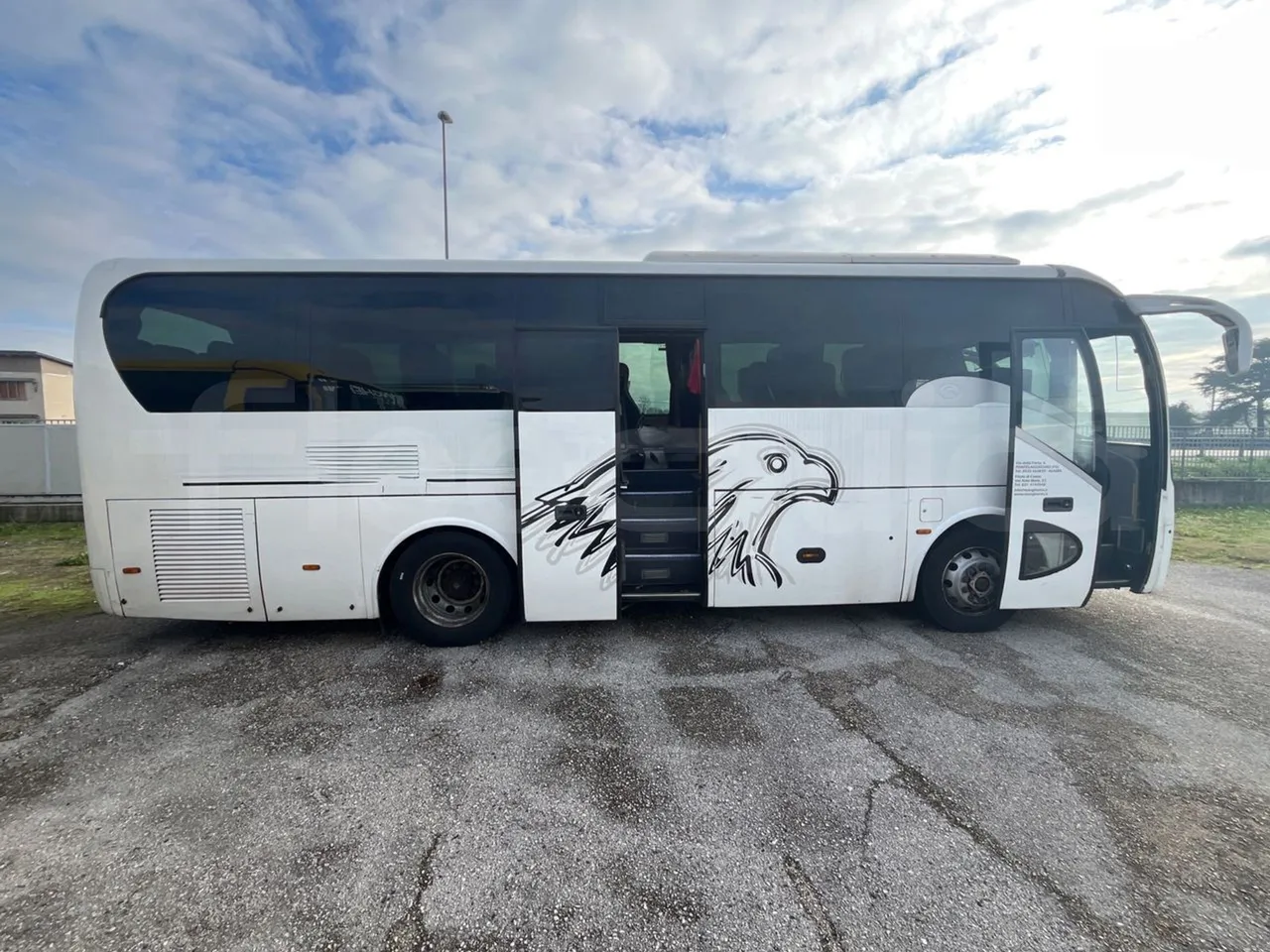 King Long XMQ6900 XMQ6900-3 - Euro5 - 178kW - 8.995mt - right side doors open