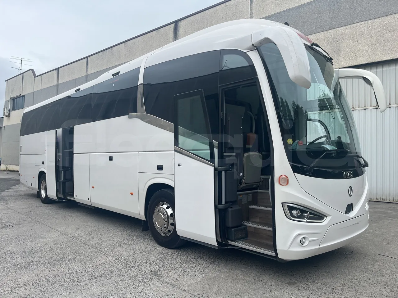 Irizar i6s - 3/4 Front Right Side Doors Open