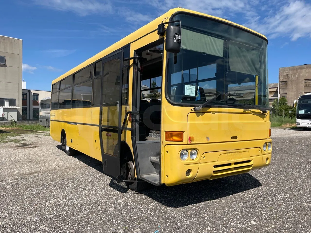 Iveco Cacciamali C5032 -EUR3 -154kW -9.3m - 3/4 right front doors open
