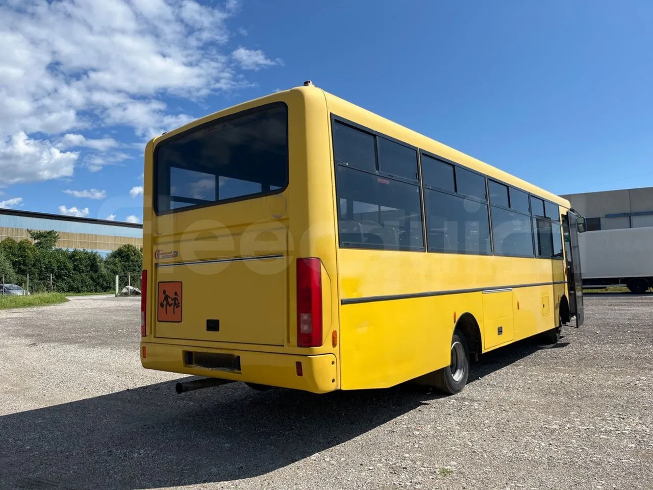 Iveco Cacciamali C5032 -EUR3 -154kW -9.3m - 3/4 right rear doors open