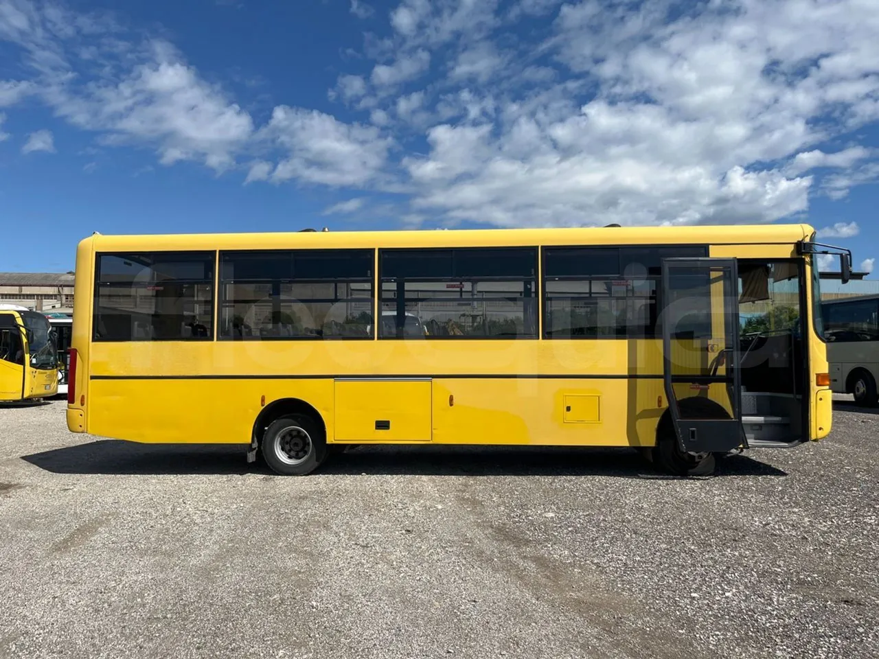 Iveco Cacciamali C5032 -EUR3 -154kW -9.3m - right side doors open