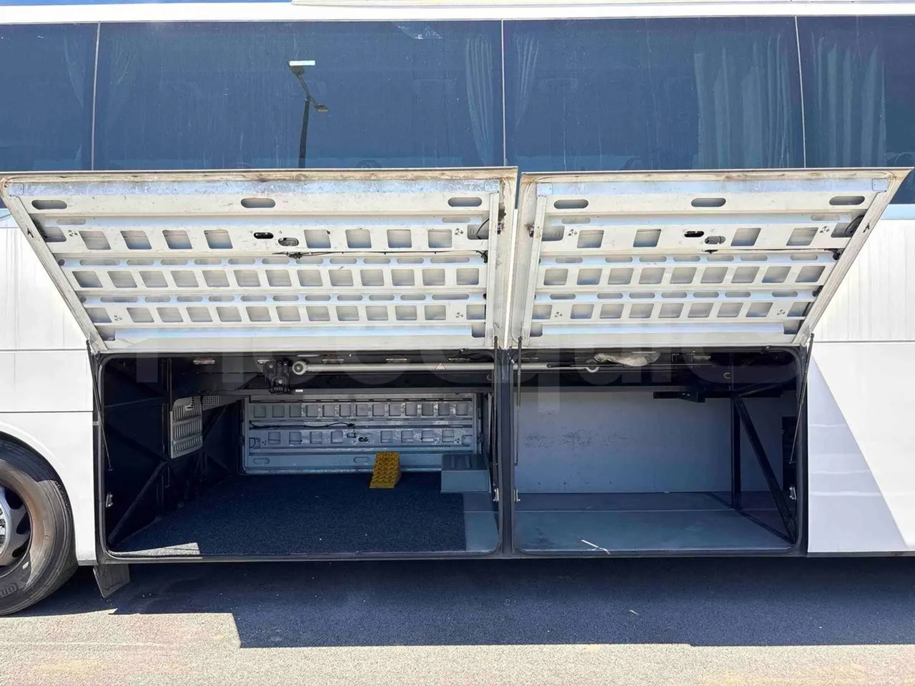 Setra S516 - Luggage Rack Left Side