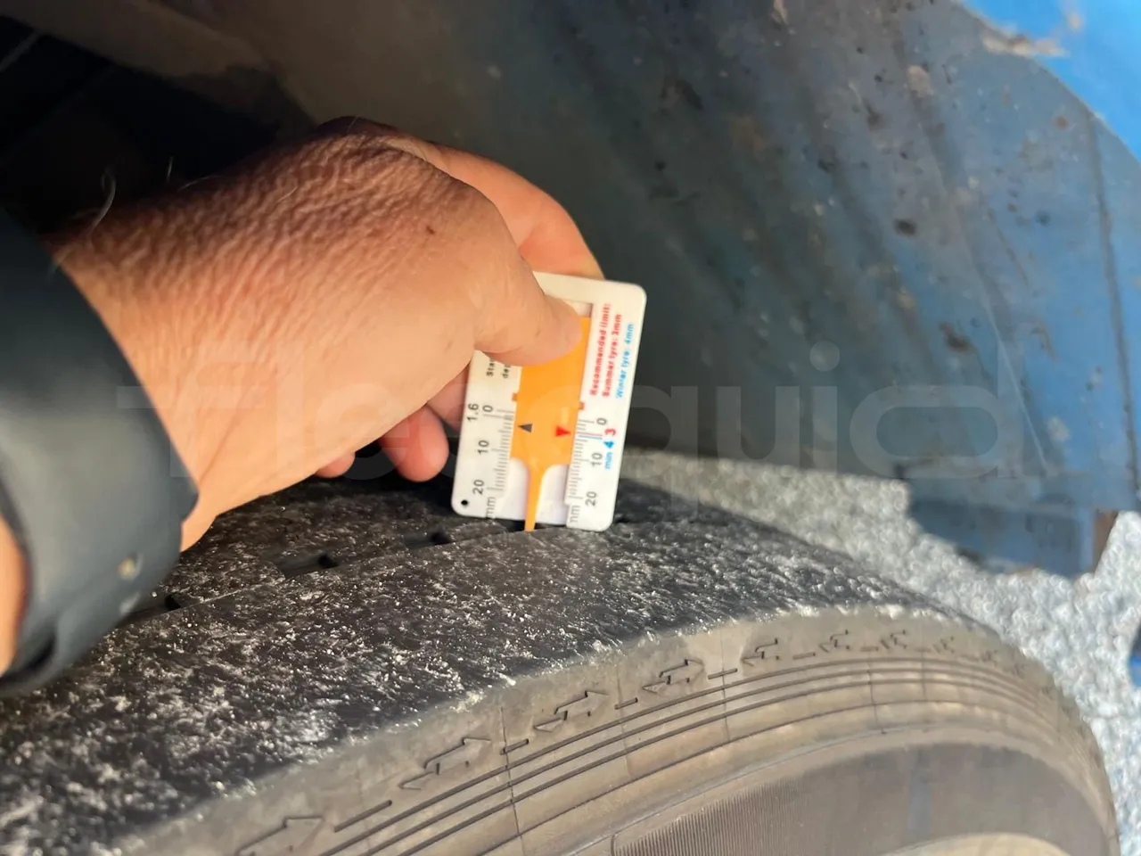 Iveco Crossway - First Axle Left Side: Tyre Thickness