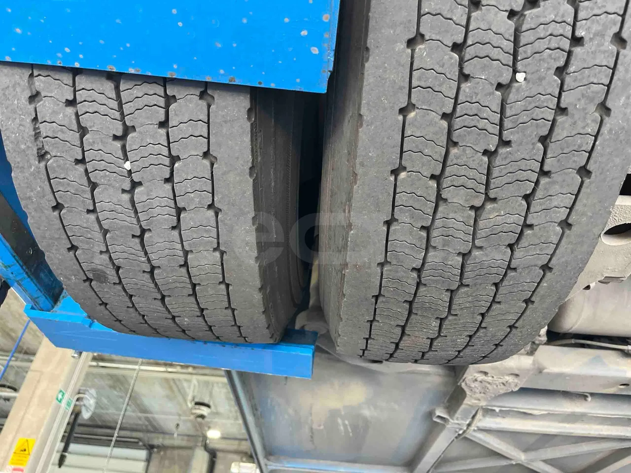 Iveco Crossway - Second Axle Left Side: Tyre Thickness