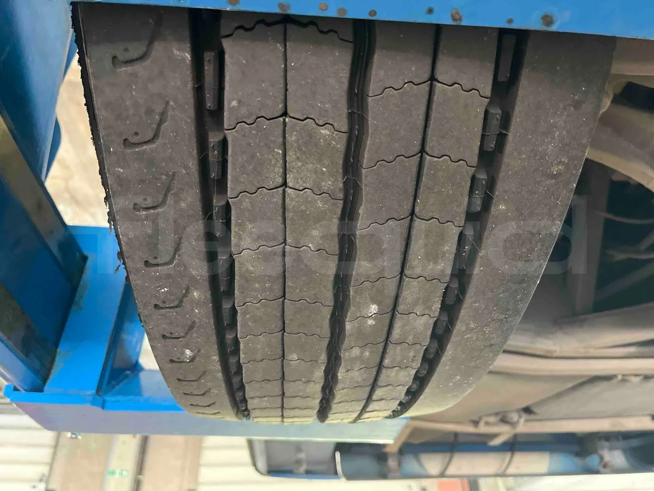 Iveco Crossway - Second Axle Left Side: Complete Wheel
