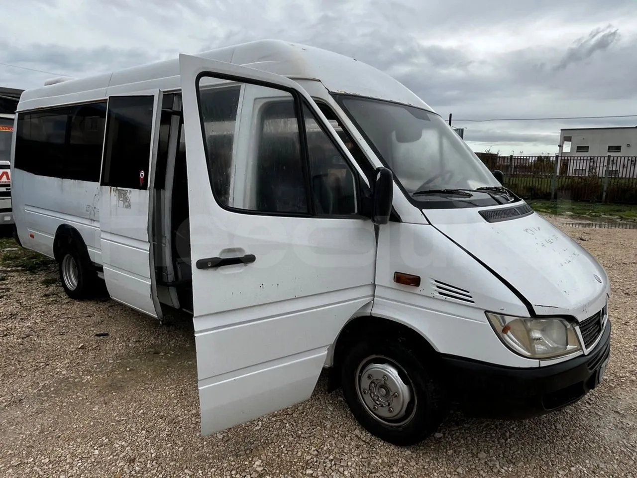 Mercedes-Benz Sprinter AGMB 416CDI/ Euro 3 - 115kW - 6.995 Mt - 3/4 right front doors open