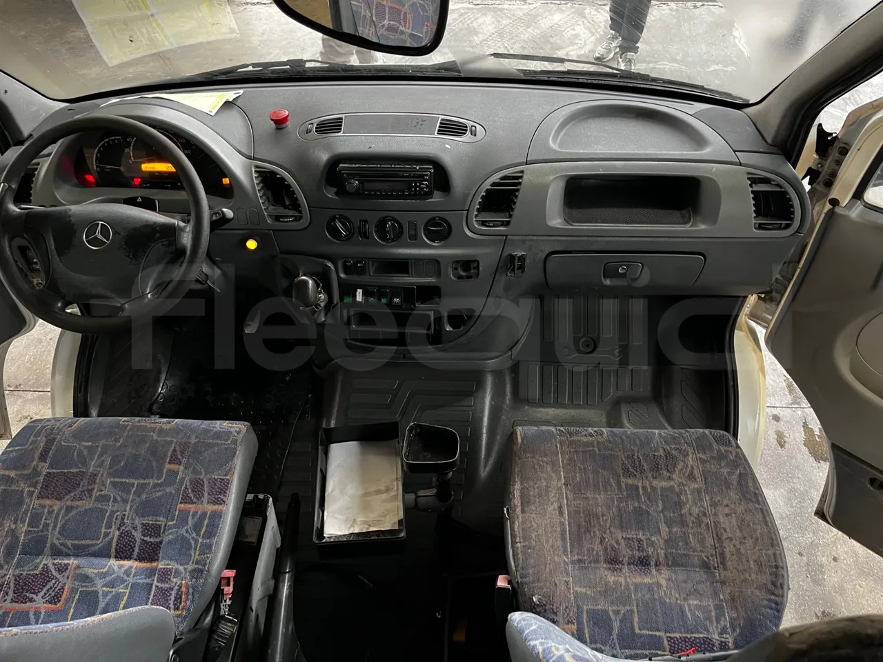 Mercedes-Benz Sprinter AGMB 416CDI/ Euro 3 - 115kW - 6.995 Mt - buttons panels on