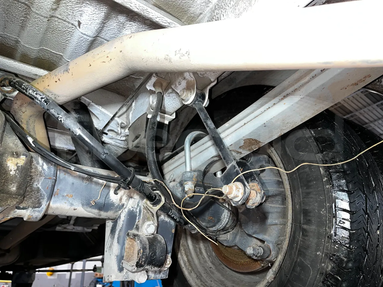 Mercedes-Benz Sprinter AGMB 416CDI/ Euro 3 - 115kW - 6.995 Mt - axle 2 discs right