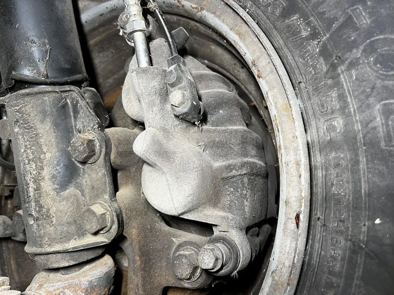 Mercedes-Benz Sprinter AGMB 416CDI/ Euro 3 - 115kW - 6.995 Mt - front brake calipers right