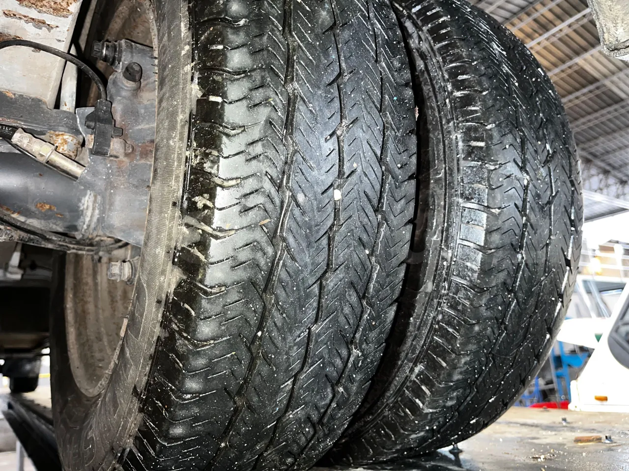 Mercedes-Benz Sprinter AGMB 416CDI/ Euro 3 - 115kW - 6.995 Mt - tread condition front tires left