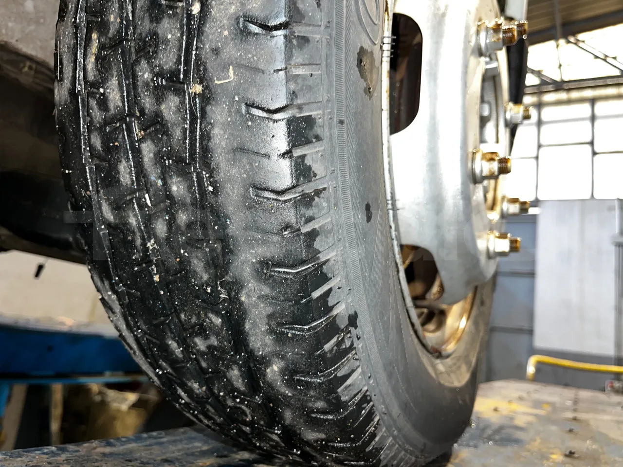 Mercedes-Benz Sprinter AGMB 416CDI/ Euro 3 - 115kW - 6.995 Mt - tread condition front tires right