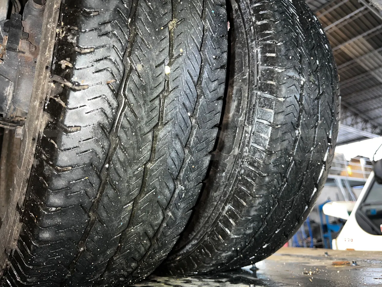 Mercedes-Benz Sprinter AGMB 416CDI/ Euro 3 - 115kW - 6.995 Mt - tread condition second axle tires right