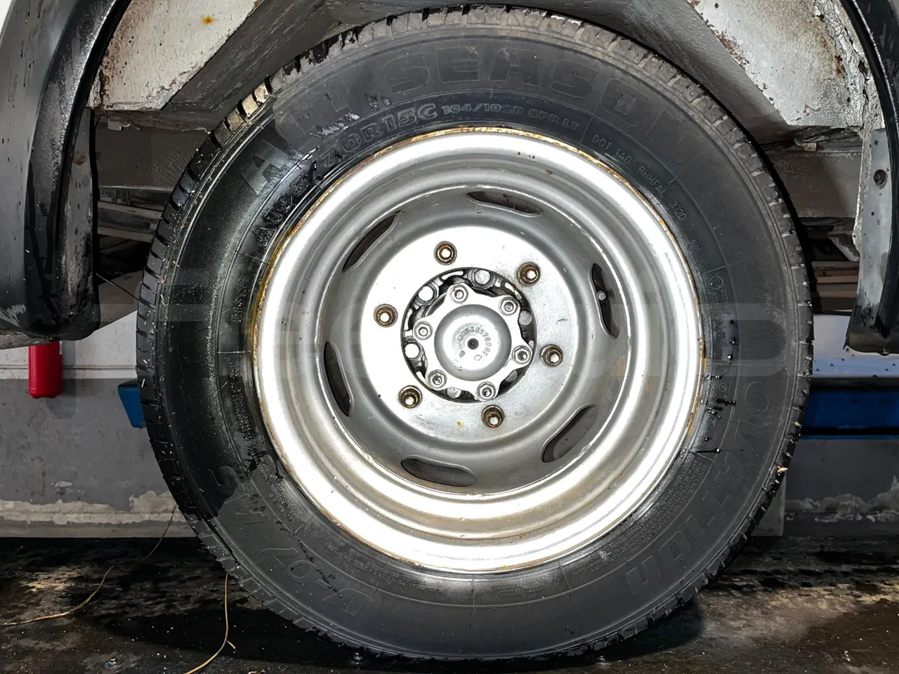 Mercedes-Benz Sprinter AGMB 416CDI/ Euro 3 - 115kW - 6.995 Mt - front left tire measurements