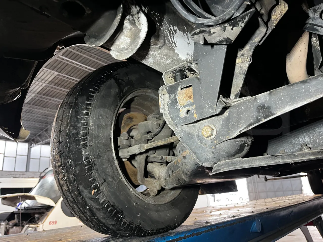 Mercedes-Benz Sprinter AGMB 416CDI/ Euro 3 - 115kW - 6.995 Mt - front axle left side