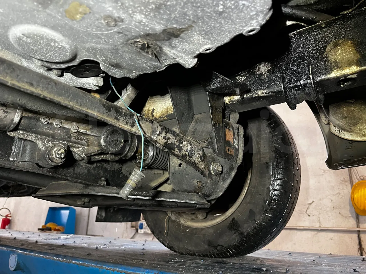 Mercedes-Benz Sprinter AGMB 416CDI/ Euro 3 - 115kW - 6.995 Mt - front axle right side