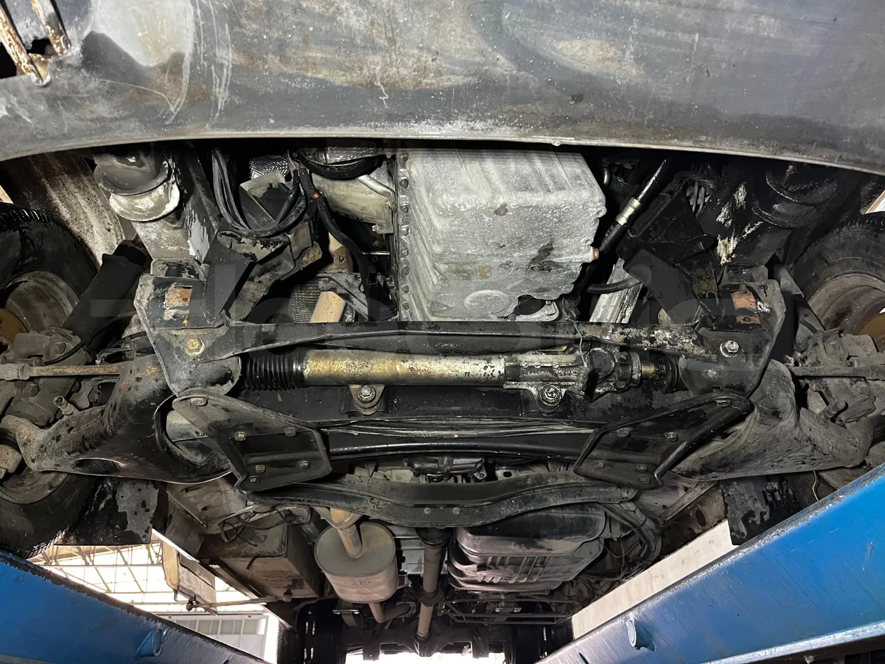 Mercedes-Benz Sprinter AGMB 416CDI/ Euro 3 - 115kW - 6.995 Mt - front undercarriage from front