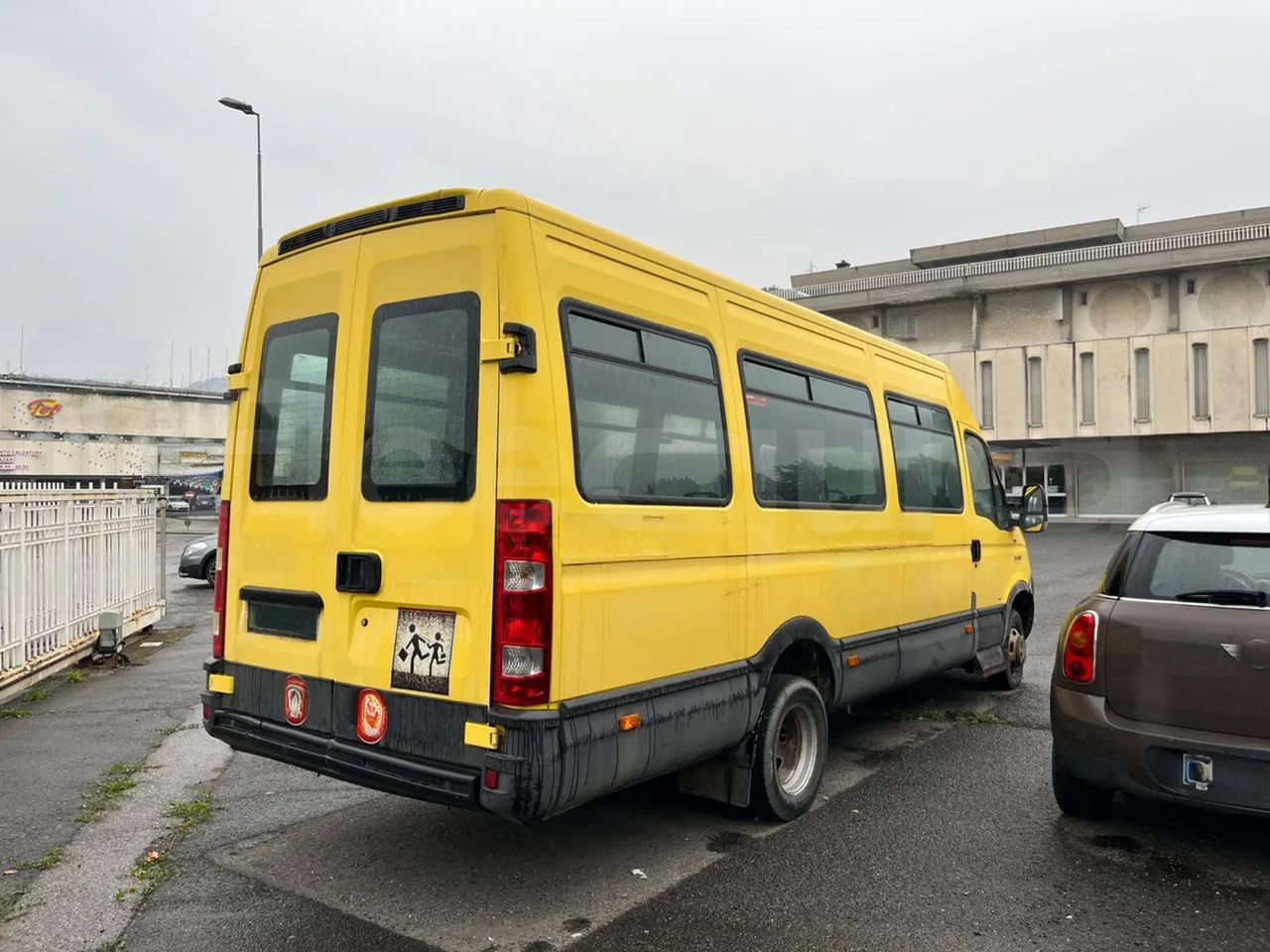 Iveco A50 A50-E4-21-B/ Euro 4 - 130 Kw - 6,948 Mt - 3/4 right rear doors closed