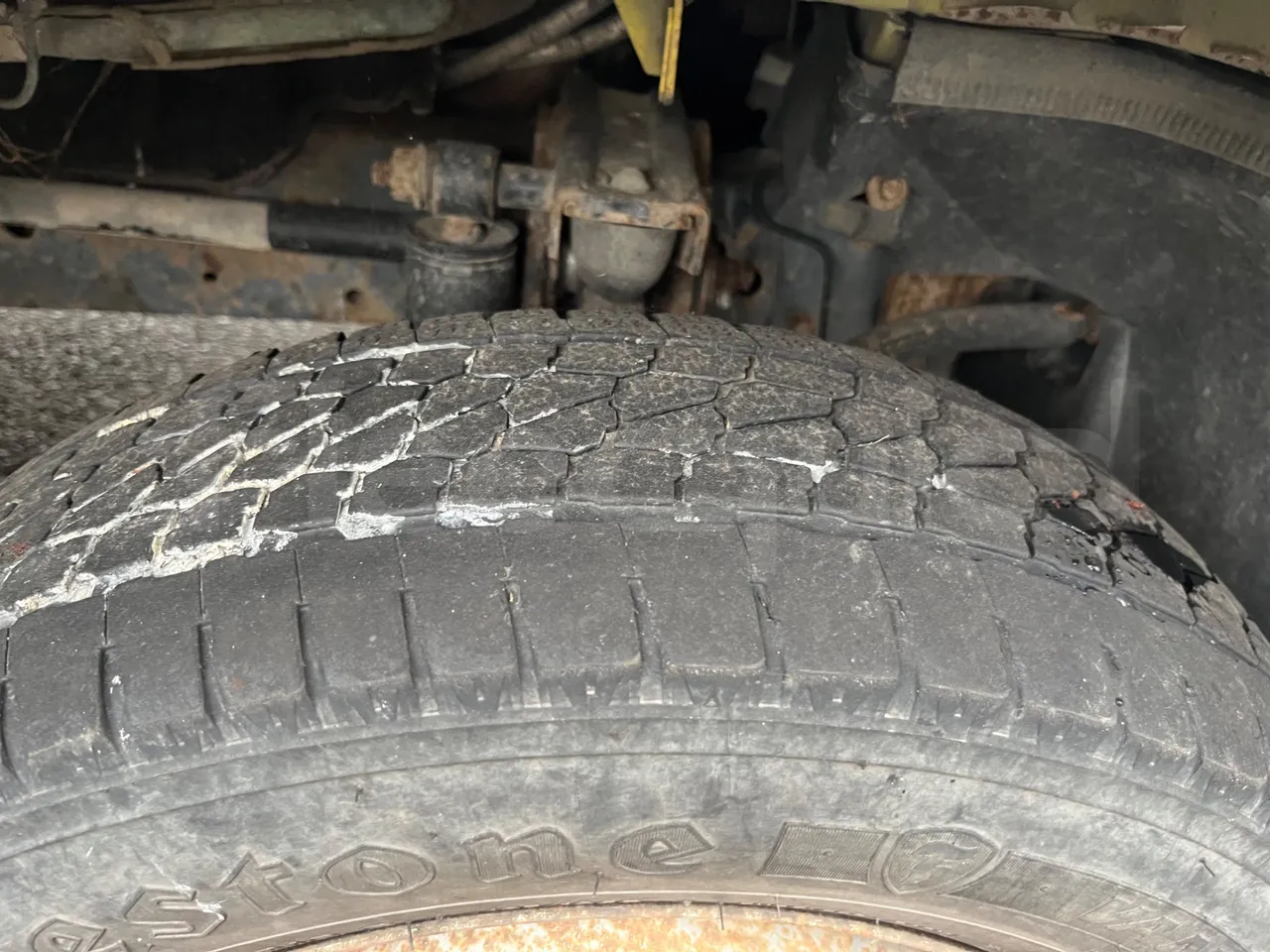 Iveco A50 A50-E4-21-B/ Euro 4 - 130 Kw - 6,948 Mt - tread condition front tires left