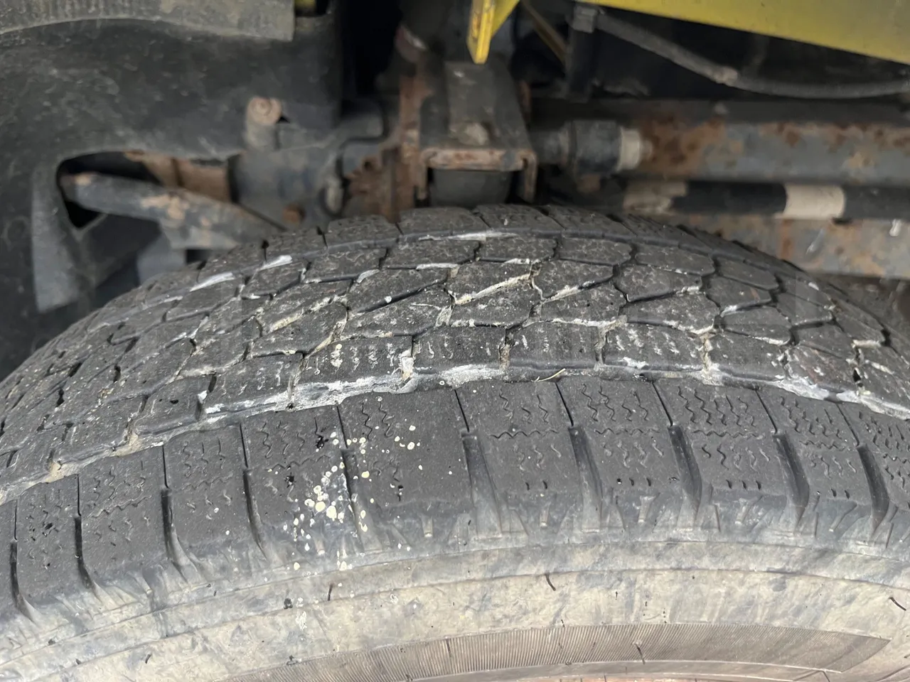 Iveco A50 A50-E4-21-B/ Euro 4 - 130 Kw - 6,948 Mt - tread condition front tires right