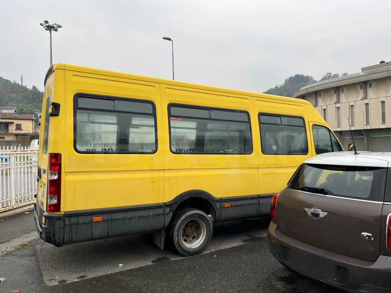 Iveco A50 A50-E4-21-B/ Euro 4 - 130 Kw - 6,948 Mt - right side doors closed