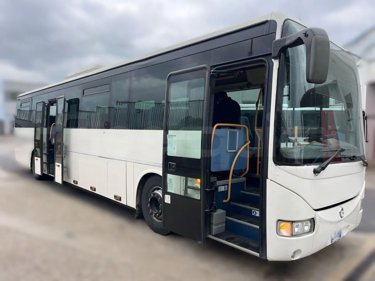 Iveco Crossway SFR160 - Euro5 - 243kW - 12.760mt - 3/4 right front doors open