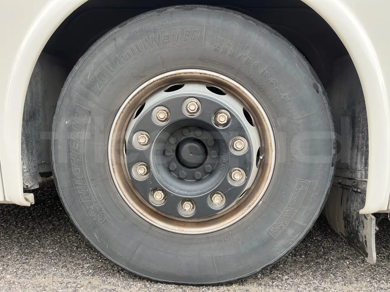 Iveco Crossway SFR160 - Euro5 - 243kW - 12.760mt - front left tire measurements