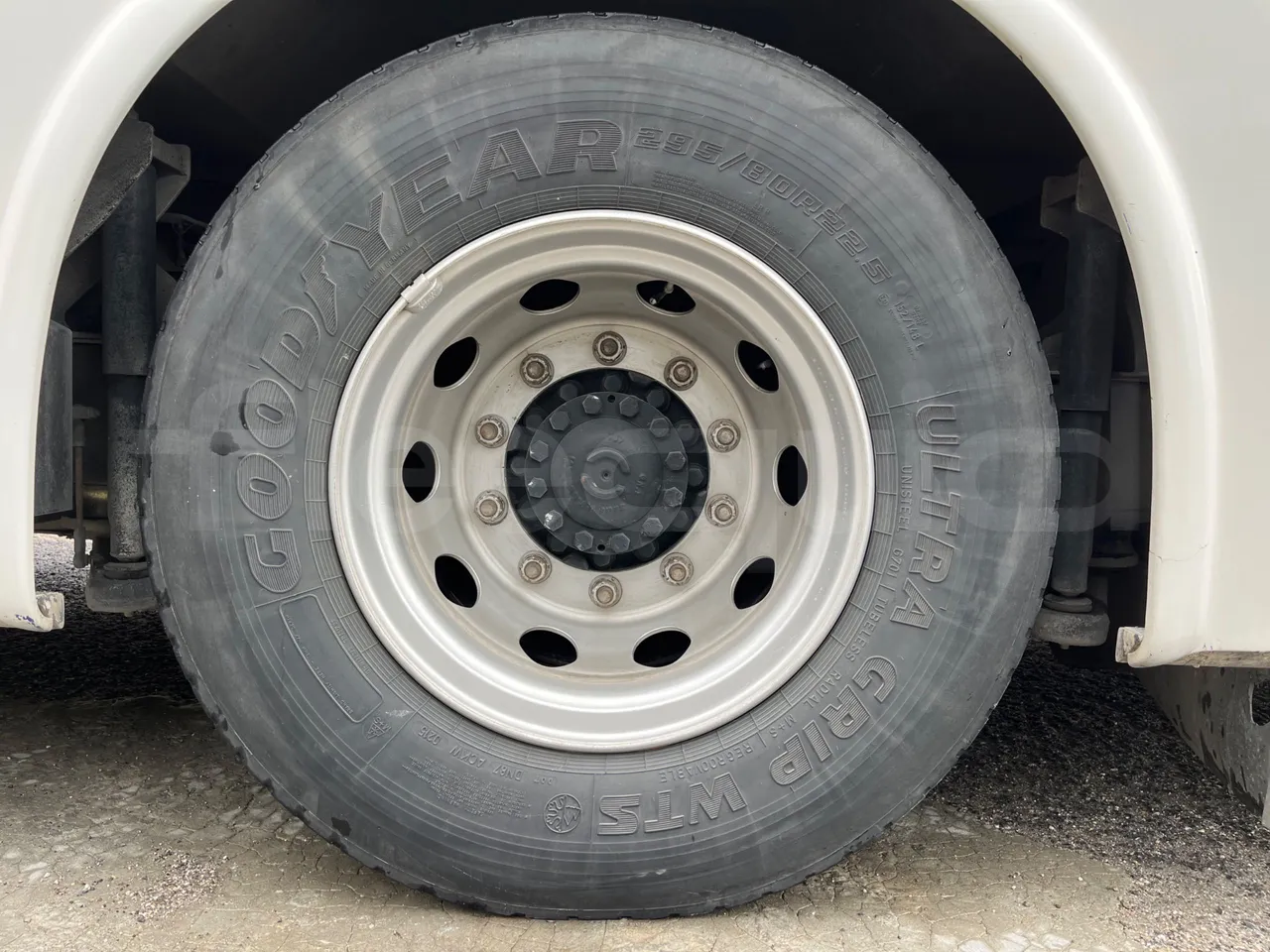 Iveco Crossway SFR160 - Euro5 - 243kW - 12.760mt - rear left tire photo
