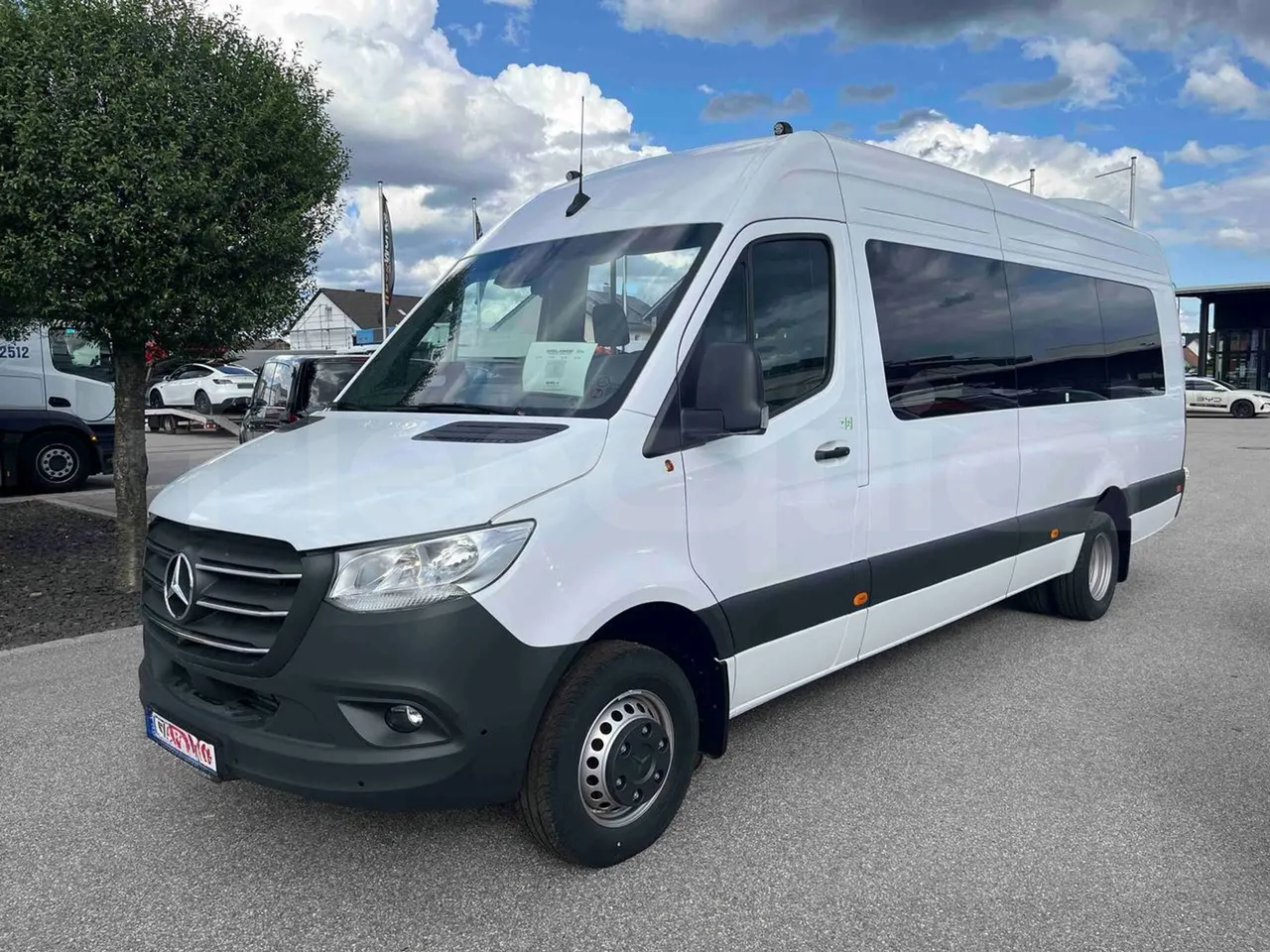 Mercedes-Benz Sprinter - 3/4 Front Left Side
