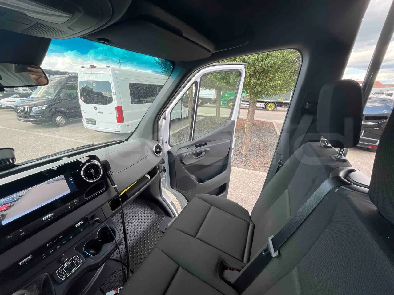Mercedes-Benz Sprinter - handrails photo