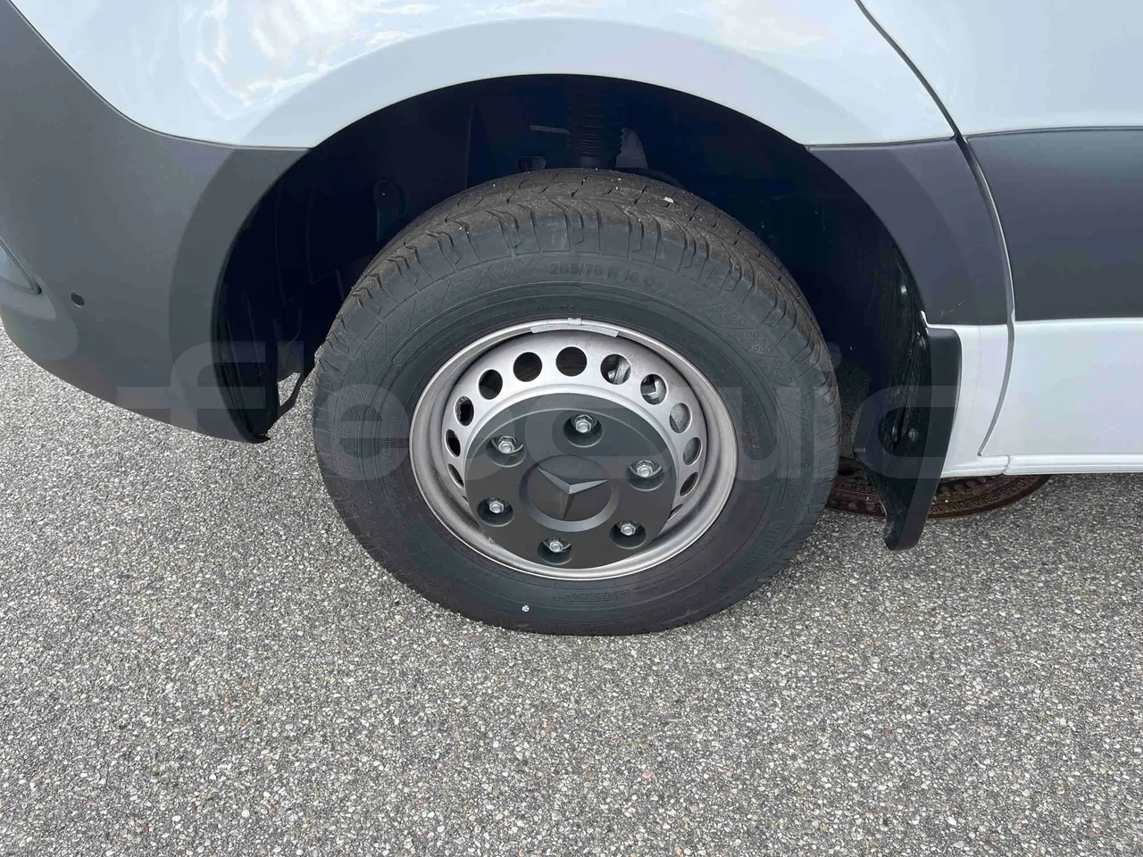 Mercedes-Benz Sprinter - Second Axle Left Side: Tyre Thickness